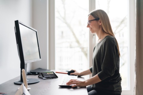 Woman on her computer working from home.