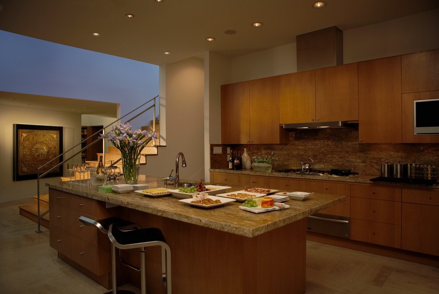 A kitchen with Ketra lighting tuned to a soft, golden glow. 